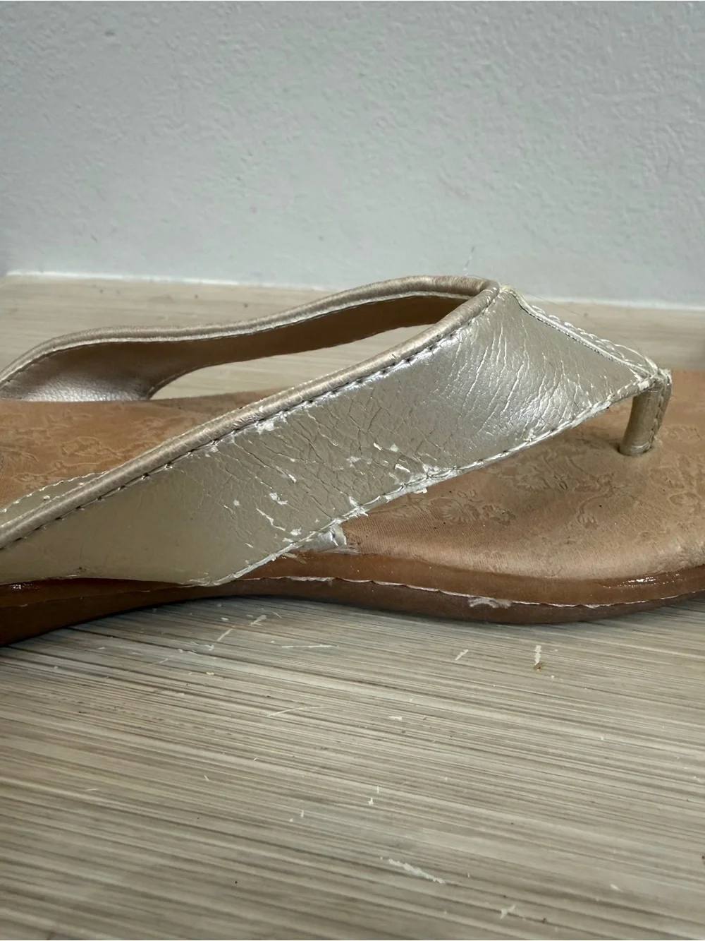 b.o.c. By born Women’s Metallic Gold Thong Sandals flip flops size 9